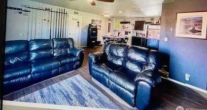 3-bedroom kid/pet friendly home in tranquil Coulee City near Banks Lake.