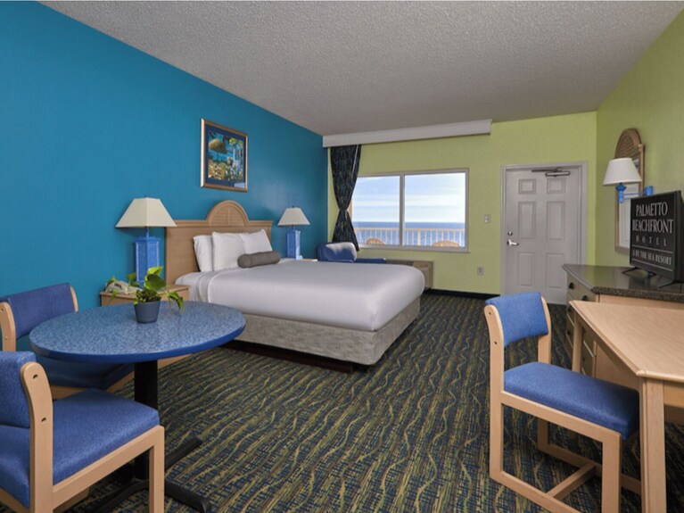 Palmetto | Classic King + Kitchen | Couples Getaway | Steps To Sand - Panama City Beach, FL