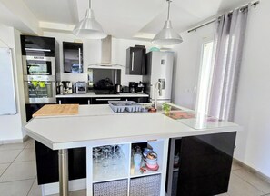 Coffee/tea maker, microwave, oven, dishwasher - OCEANE - POURRIERES - Vacation Rental (POURRIERES)