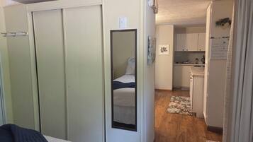 Tabla de planchar con plancha, wifi, ropa de cama