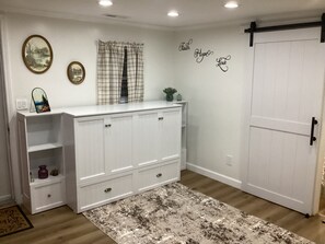 Interior - Rose's Hideaway, Sleeps 4+, Large Deck, Fire-Pit, Close to NRG & State Parks (Hilltop)