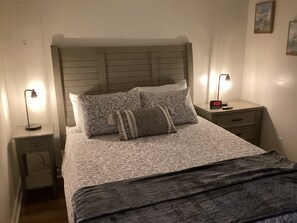1 bedroom, iron/ironing board, WiFi, bed sheets - Rose's Hideaway, Sleeps 4+, Large Deck, Fire-Pit, Close to NRG & State Parks (Hilltop)