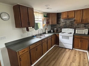 Private kitchen - Rose's Hideaway, Sleeps 4+, Large Deck, Fire-Pit, Close to NRG & State Parks (Hilltop)