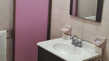 Habitación básica doble | Baño | Regadera, toallas, jabón, shampoo