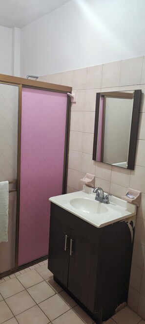 Basic Double Room | Bathroom | Shower, towels, soap, shampoo - Hotel  (Guasave)
