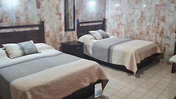 Habitación básica doble | Espacio para trabajar con laptop y wifi gratis