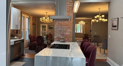 Spacious 4-bedroom house in charming Denver with AC