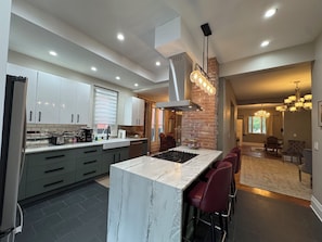 Private kitchen - Spacious 4-bedroom house in charming Denver with AC (Denver)