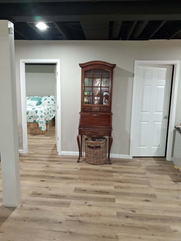 Room - Fantastic 3-bedroom private apartment with hot tub and sauna (portage)