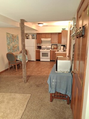 Private kitchen - Fantastic 3-bedroom private apartment with hot tub and sauna (portage)