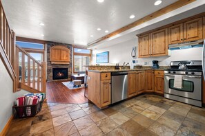Fridge, microwave, oven, stovetop - Lakeview Retreat LS71 | Hot Tub | Pool |Lake Front (Huntsville)