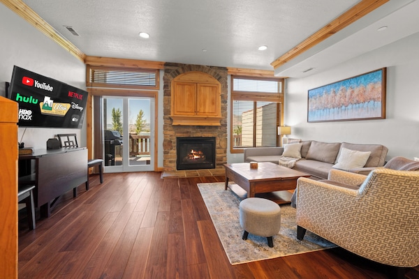 Smart TV, chimenea y futbolito