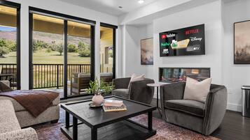 智能電視、壁爐、書籍