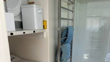 Douche, serviettes fournies, papier toilette