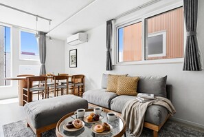 Apartment | Wohnbereich | 50-Zoll-Flachbildfernseher mit Digitalempfang