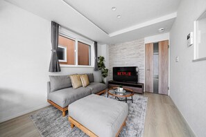 Apartment | Wohnbereich | 50-Zoll-Flachbildfernseher mit Digitalempfang