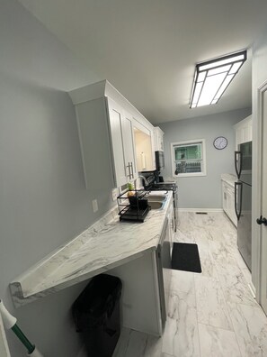 Private kitchen - Cozy 2-bedroom house in quaint Rome with refreshing AC / nightlife steps away (Rome)