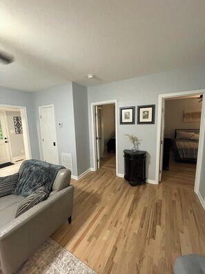 Living area - Cozy 2-bedroom house in quaint Rome with refreshing AC / nightlife steps away (Rome)