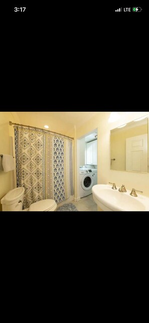 Bathroom - Luxury Waterfront Escape. Pool, Dock & 10 Minutes to Key West (Key West)