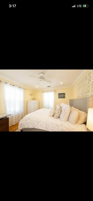 Room - Luxury Waterfront Escape. Pool, Dock & 10 Minutes to Key West (Key West)