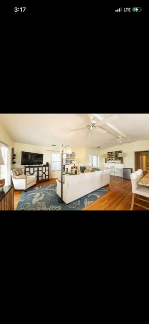Living area - Luxury Waterfront Escape. Pool, Dock & 10 Minutes to Key West (Key West)
