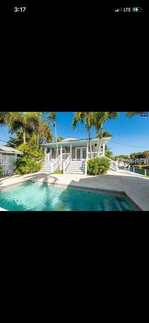 Pool - Luxury Waterfront Escape. Pool, Dock & 10 Minutes to Key West (Key West)