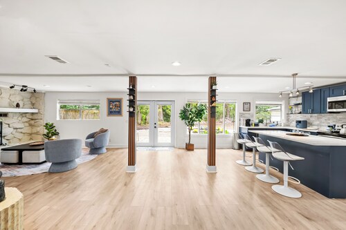 Hidden Gem- 3500+SQFT Home- Mins to everything!