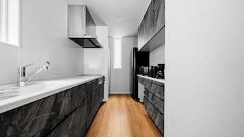 Appartamento | Cucina privata | Frigorifero, microonde, piano cottura, lavastoviglie