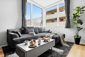 Apartament | Sala d'estar | Televisor de pantalla plana de 50 polzades amb canals digitals 