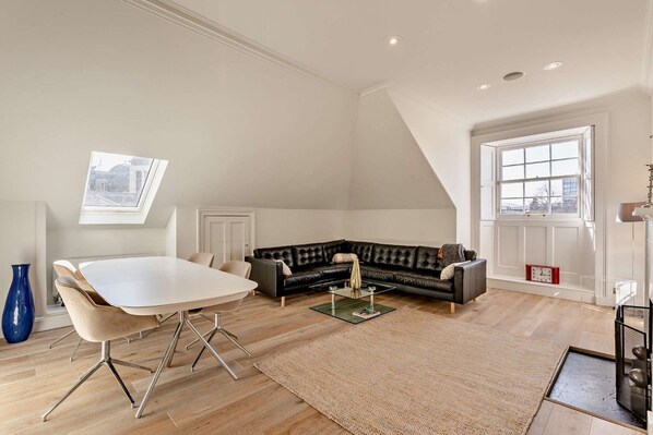 Living area - Awesome 3 bedroom flat in Edinburgh’s West End (Edinburgh)