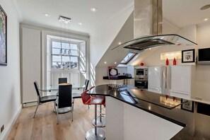 Private kitchen - Awesome 3 bedroom flat in Edinburgh’s West End (Edinburgh)