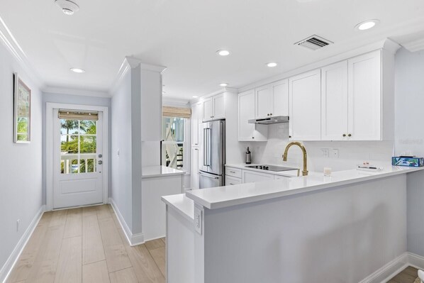 Coffee/tea maker, fridge, microwave, stovetop - 2BR, 2BA Boca Grande condo with ocean views. (Boca Grande)