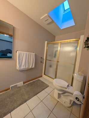 Dusche, Haartrockner, Handtücher, Toilettenpapier