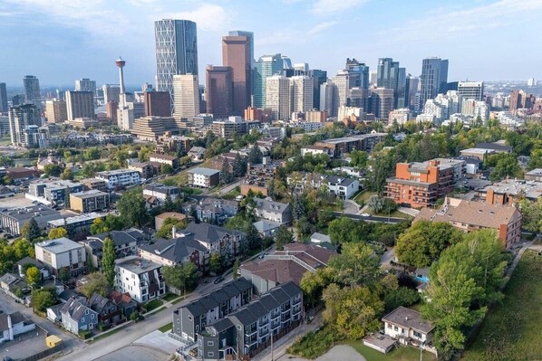 Un quartier résidentiel où se côtoient des bâtiments modernes et traditionnels, une tour imposante, ainsi qu’un mélange de maisons unifamiliales et d’immeubles d’appartements.
