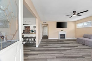 Smart TV - 3-bedroom Pool house in soothing Bakersfield with AC for relaxing stays (Bakersfield)