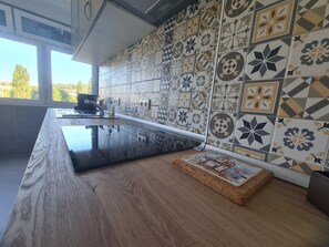 Private kitchen - Lisbon Metro Yellow Line (Loures)