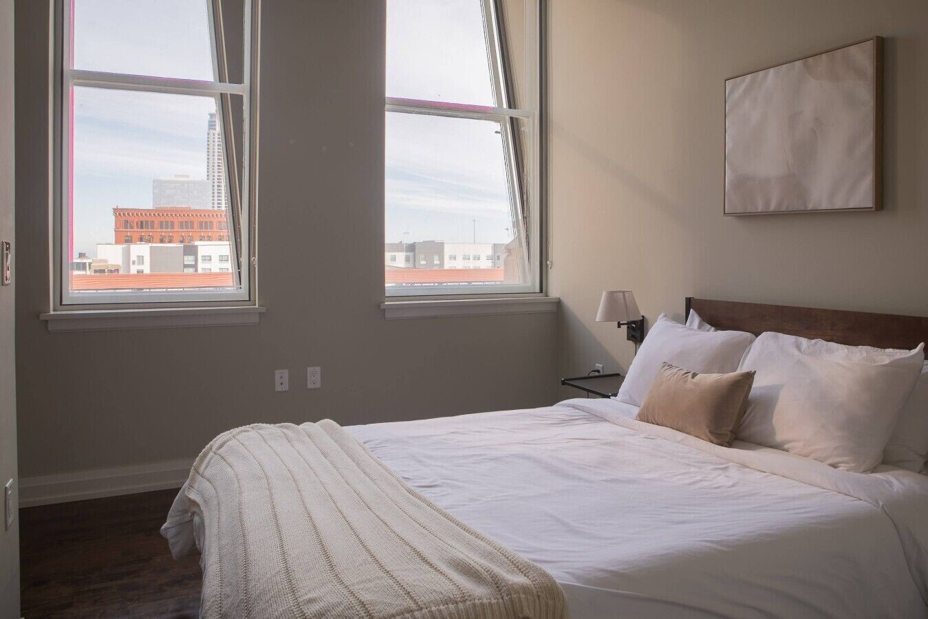 Desk, iron/ironing board, WiFi, bed sheets