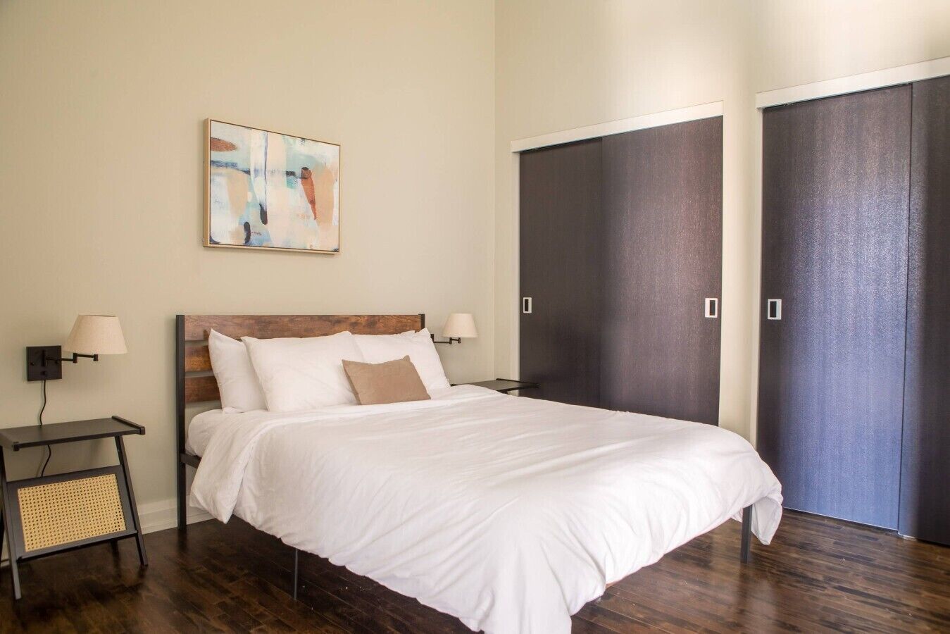 Desk, iron/ironing board, WiFi, bed sheets