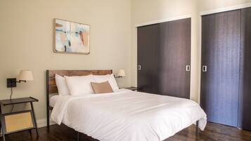 Desk, iron/ironing board, WiFi, bed sheets