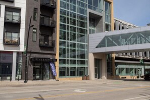 Exterior - Modern Studio Apt with Rooftop, Gym, and Parking (Milwaukee)