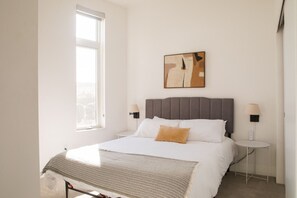 Room - Modern Studio Apt with Rooftop, Gym, and Parking (Milwaukee)