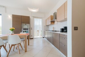 Wasserkocher mit Kaffee-/Teezubehör, Kühlschrank, Ofen, Geschirrspüler