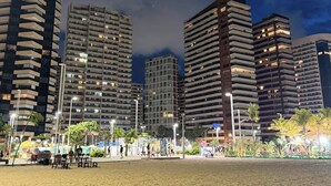 A beach with high-rise buildings in the background. - Beira Mar Ocean-View Loft — Steps from Meireles & Iracema Beach (Fortaleza)