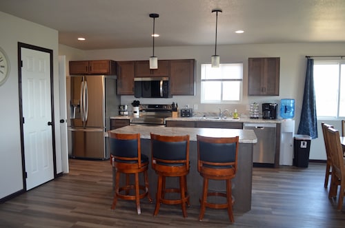 Black Hills Getaway - Brand New 3-bedroom/3-bathroom home in Rapid City