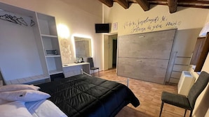 Standard Quadruple Room | Peti besi dalam bilik, meja, Wi-fi percuma 