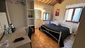 Standard Double Room | Peti besi dalam bilik, meja, Wi-fi percuma 