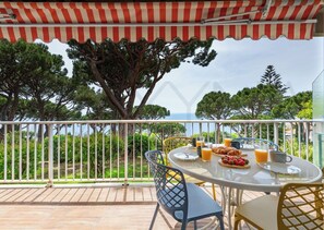 Ein Balkon mit Frühstückstisch, der einen malerischen Ausblick bietet.