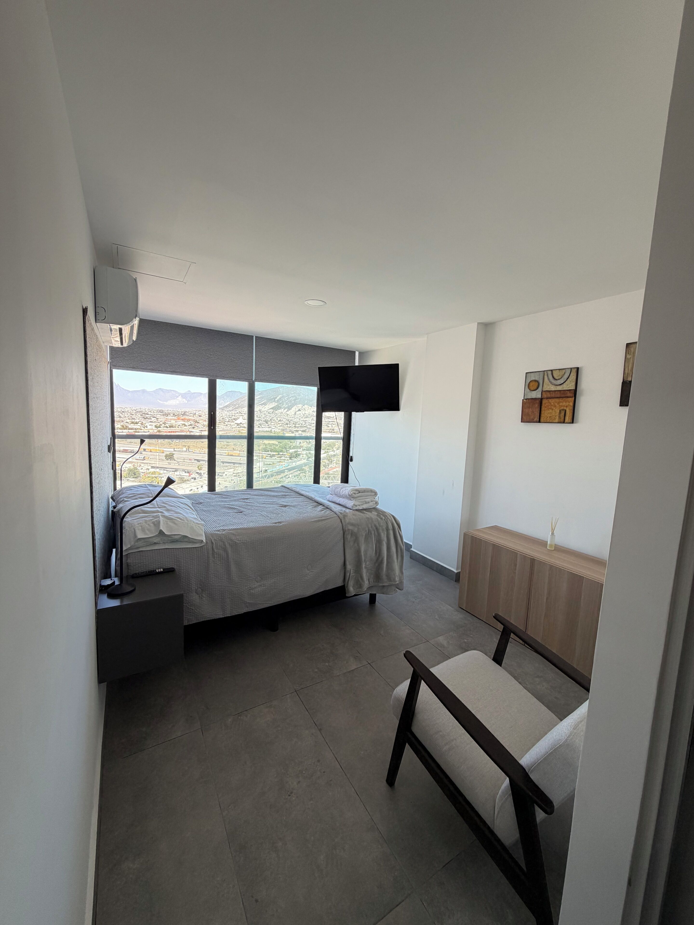 3 bedrooms, iron/ironing board, internet, bed sheets