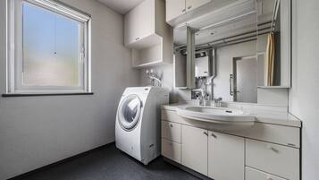 Apartment | Badezimmer | Kostenlose Toilettenartikel, Haartrockner, Hausschuhe, Handtücher
