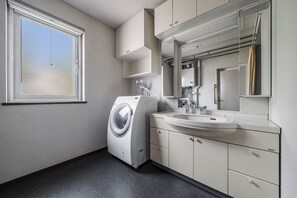 Apartment | Badezimmer | Kostenlose Toilettenartikel, Haartrockner, Hausschuhe, Handtücher